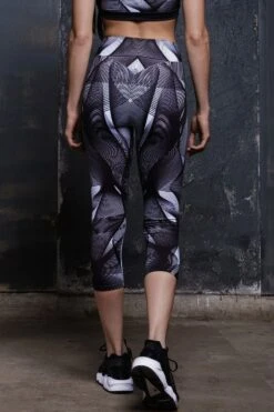 Black Hypnotic Workout Capri Leggings