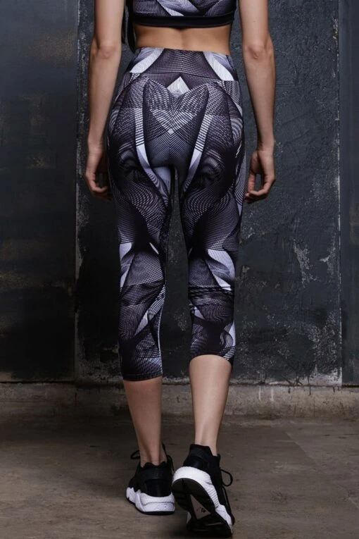 Black Hypnotic Workout Capri Leggings